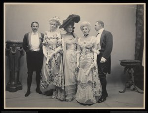 Gruppeportrett av Mr. Barton Willing, Miss Alice Blight, Miss Eleanor Jay (Mrs. Arthur Iselin), Miss Therese Iselin og en annen mann på James Hazen Hyde Ball, New York, 31. januar 1905 (sølvgelé)